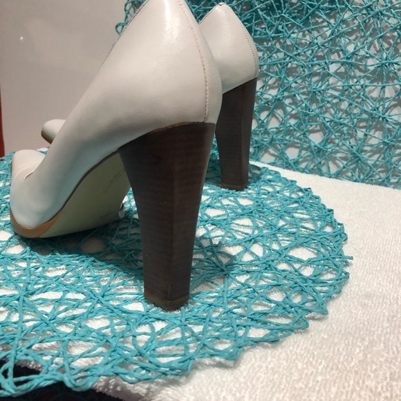 BCBG Women’s heel shoes - SIZE 8 1/2 - Color White - Picture 4 of 7